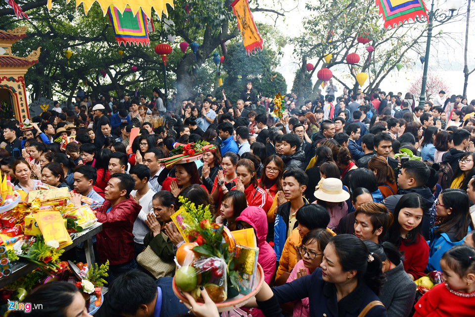 Dân công sở chật cứng phủ Tây Hồ ngày đầu đi làm